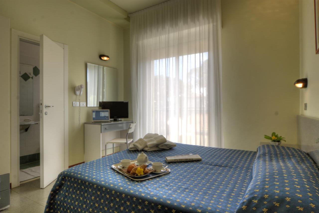 Hotel Reggiana Riccione Bagian luar foto