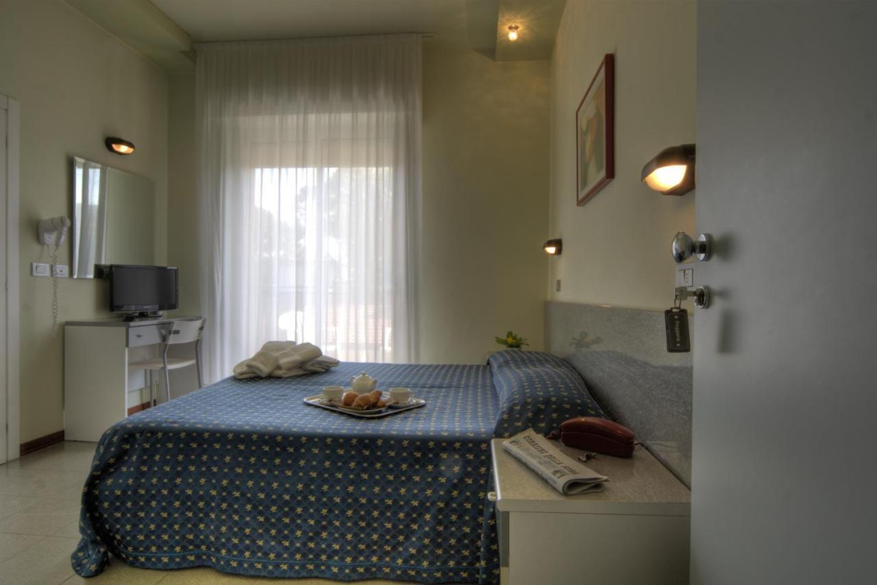 Hotel Reggiana Riccione Bagian luar foto