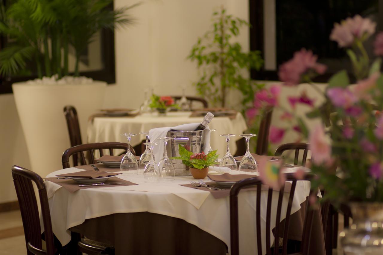 Hotel Reggiana Riccione Bagian luar foto