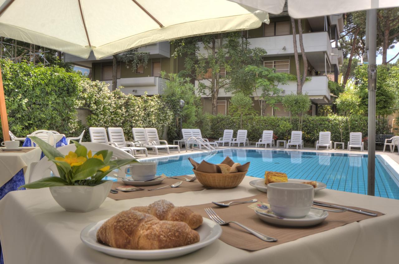 Hotel Reggiana Riccione Bagian luar foto