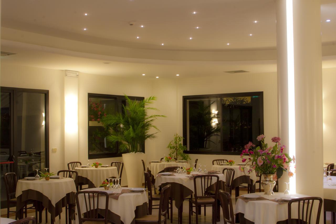 Hotel Reggiana Riccione Bagian luar foto